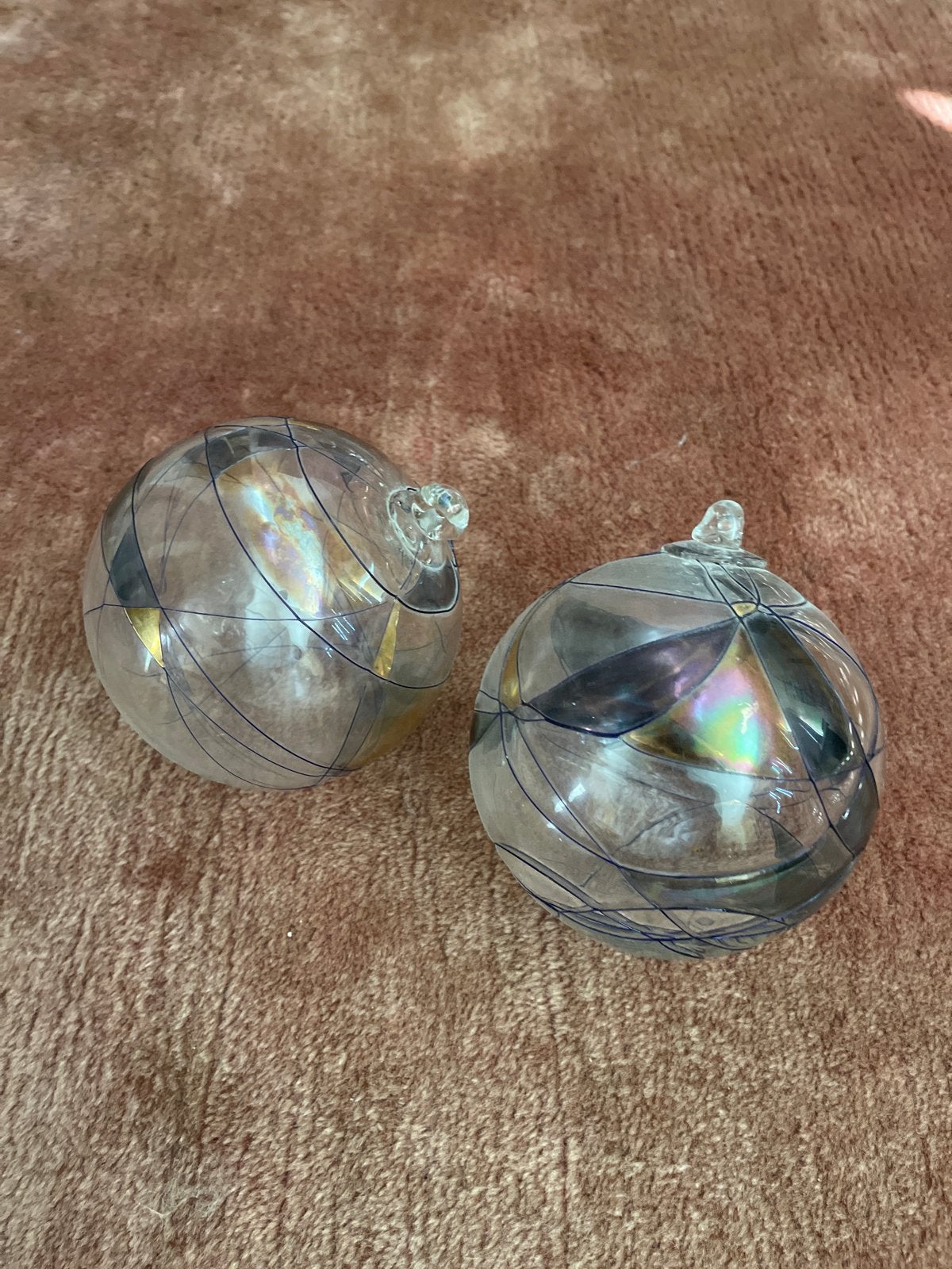 Set van 2 glazen ballen met iriserende afwerking, Huis en Inrichting, Woonaccessoires | Overige, Ophalen, Zo goed als nieuw, Meerkleurig