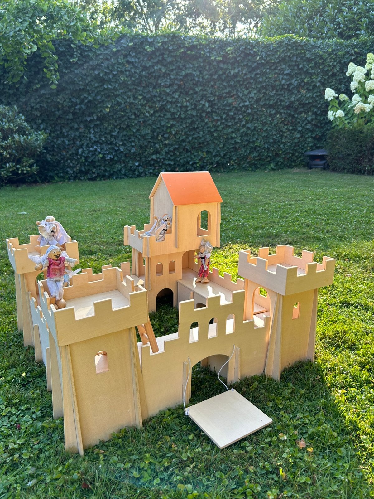 Mooi groot houten kasteel met 6 speelfiguren, Ophalen, Gebruikt, Rij- of Hobbelspeelgoed