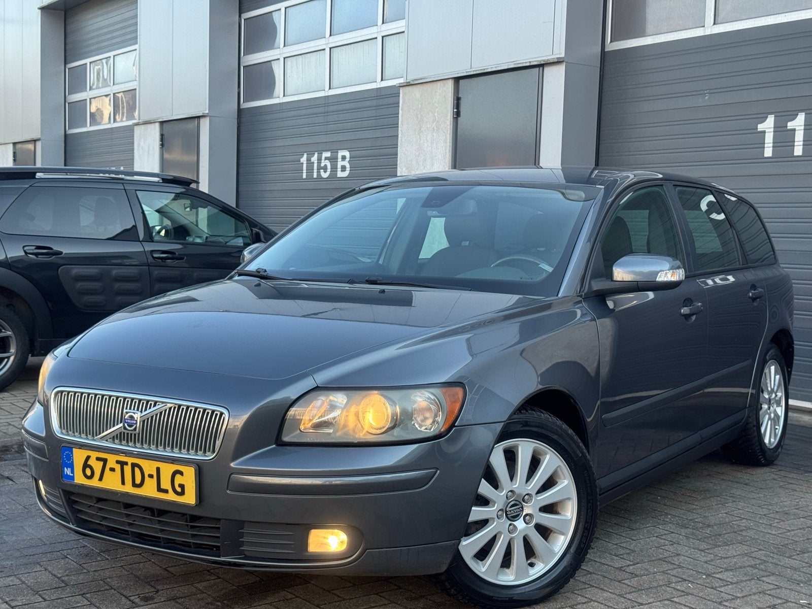 Volvo V50 1.8| 2006 | Dealer Ond | Grijs | 5-deurs | APK, Voorwielaandrijving, 125 pk, 1281 kg, Zwart