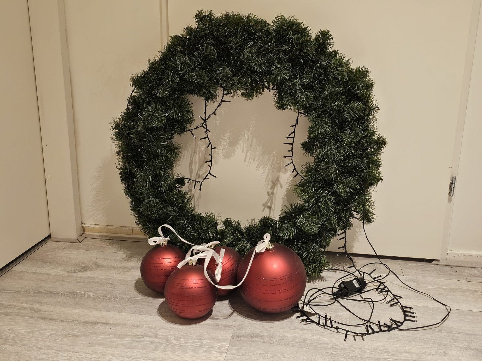 kerstkrans met incl. LED verlichting en 3 grote kerstballen, Diversen, Kerst, Ophalen, Zo goed als nieuw