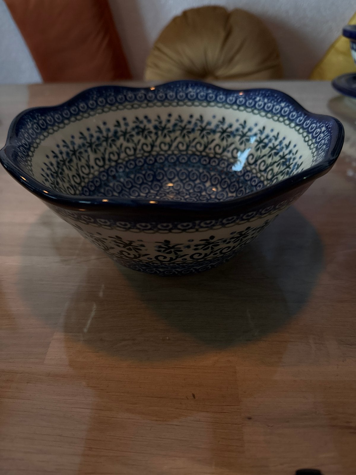 Bunzlau/Boleslawiec schaal met geschulpte rand, Huis en Inrichting, Keuken | Servies, Ophalen, Zo goed als nieuw, Keramiek, Schaal of Schalen