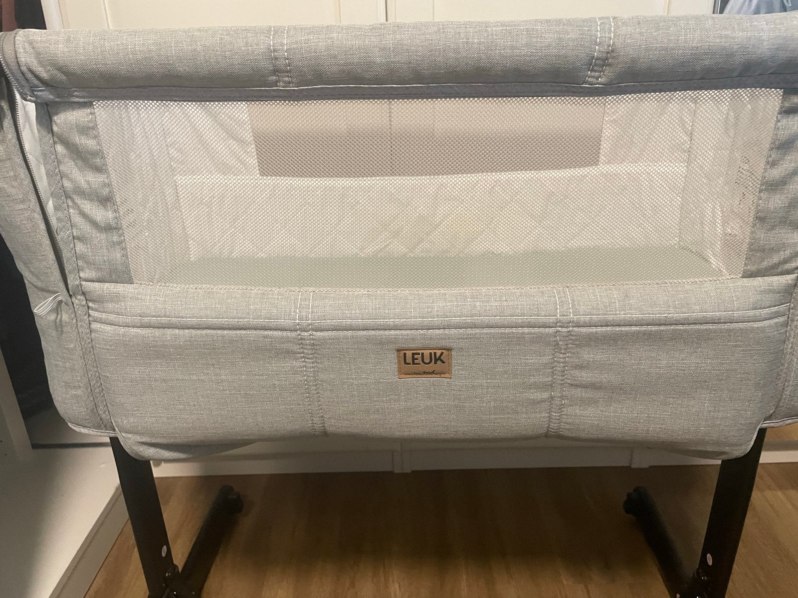 Co-sleeper van LEUK by twf - Zo goed als nieuw, Kinderen en Baby's, Babywiegjes en Ledikanten, Ophalen of Verzenden, Zo goed als nieuw