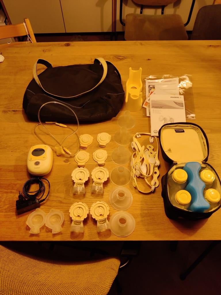 Complete Medela borstkolf set met accessoires, Ophalen of Verzenden, Zo goed als nieuw, Borstkolf