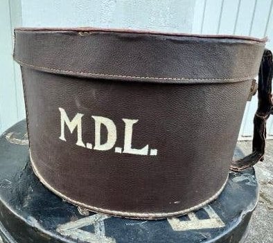Brocante bruine hoedendoos M.D.L., Ophalen