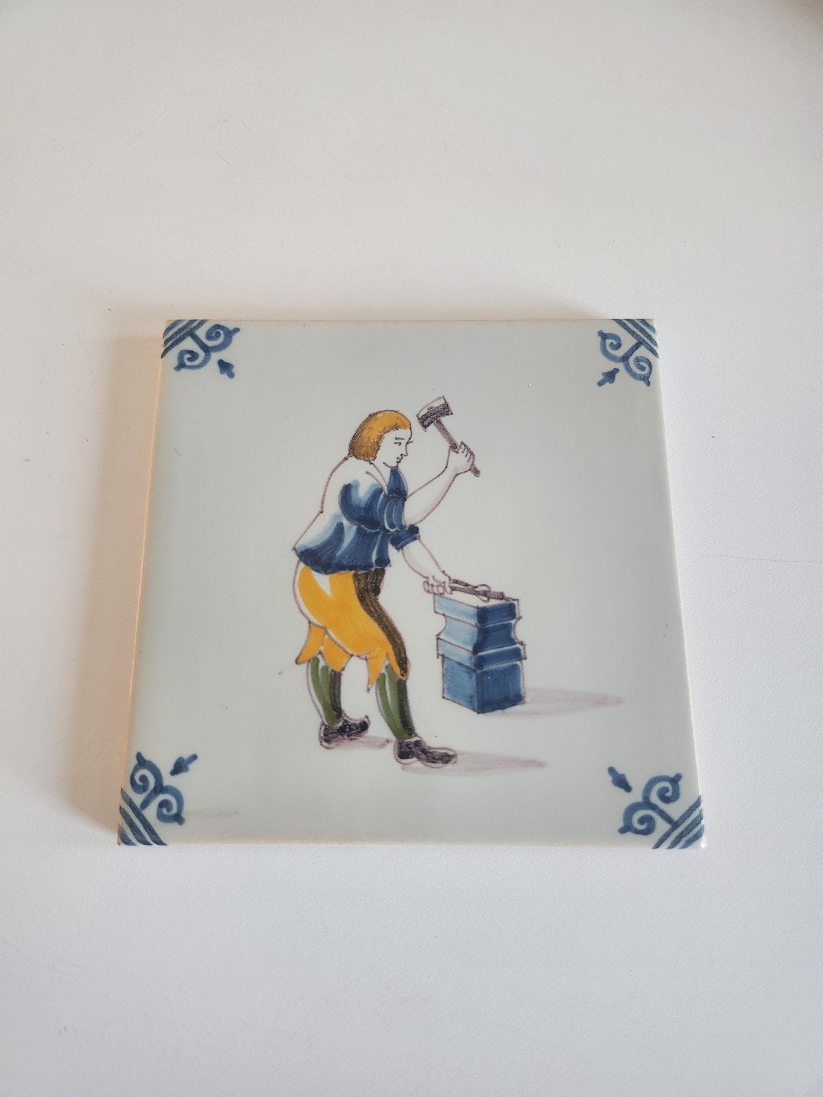 Antieke Tichelaar Makkum tegel met smid, jaartal 1986, Ophalen of Verzenden
