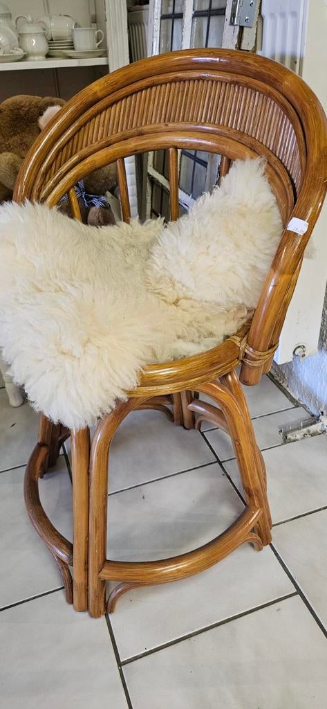 Rotan draaistoel met schapenvacht, Antiek en Kunst, Ophalen
