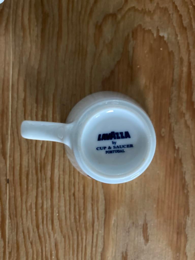 Set van 4 Lavazza espresso kopjes - wit met blauw logo, Keramiek, Ophalen of Verzenden, Zo goed als nieuw, Effen
