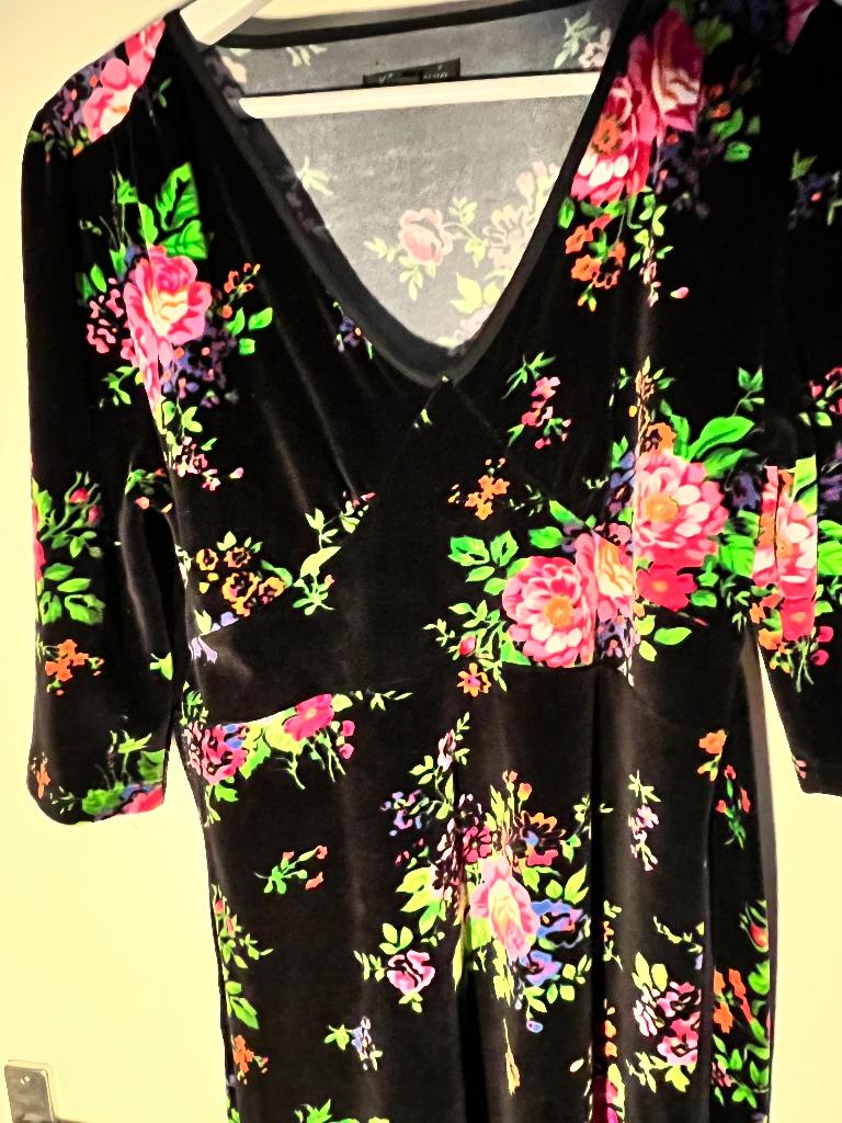 Zwart velours King Louie jurk maat L, Kleding | Dames, Jurken, Ophalen of Verzenden, Gedragen, Zwart, Knielengte