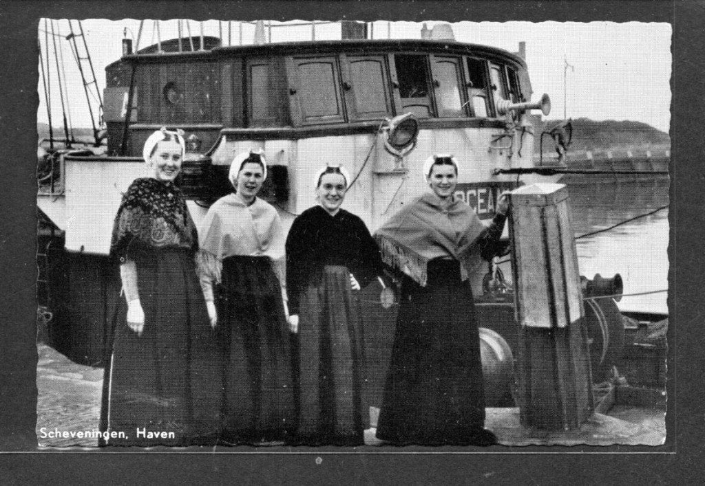 SCHEVENINGEN - Vrouwen in dracht poseren in de Haven., Verzenden, 1940 tot 1960, Gelopen, Klederdracht