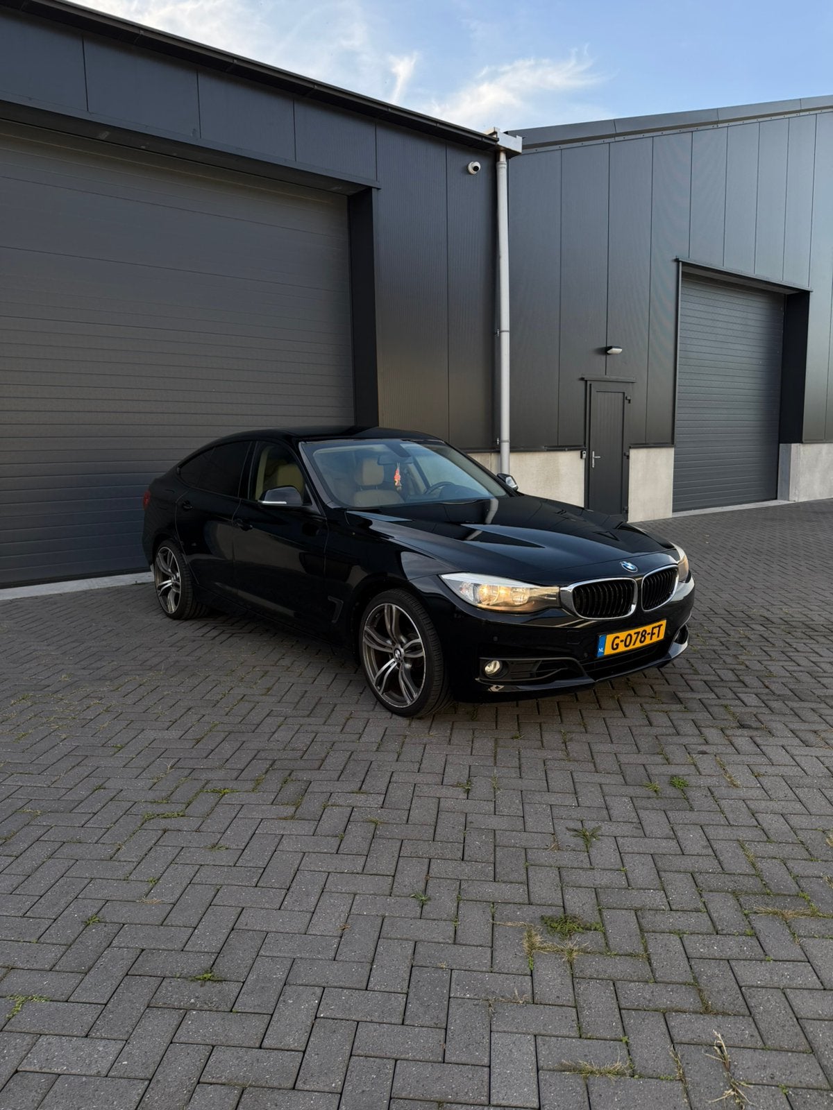 BMW 320i GT | Automaat | Navi | Leder | 19 inch | Nieuwe APK, Euro 5, Achterwielaandrijving, Beige, 4 cilinders