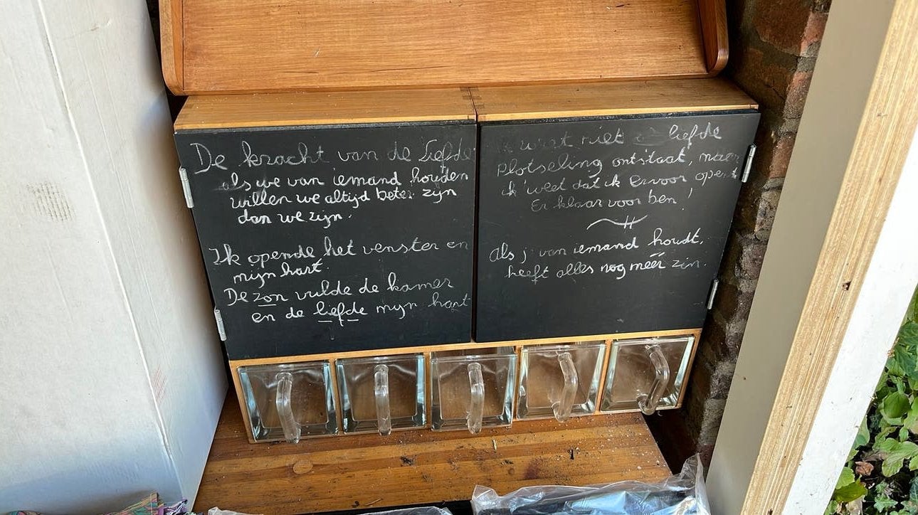 Leuk kastje met glazen voorraad potten, Ophalen, Gebruikt