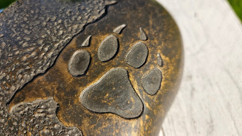 bronzen urn / URN MET AFDRUK VAN EEN HONDENPOOT / ASURN, Nieuw, Info@huisentuindecoratiemarie.nl, Huis en tuin decoratie marie