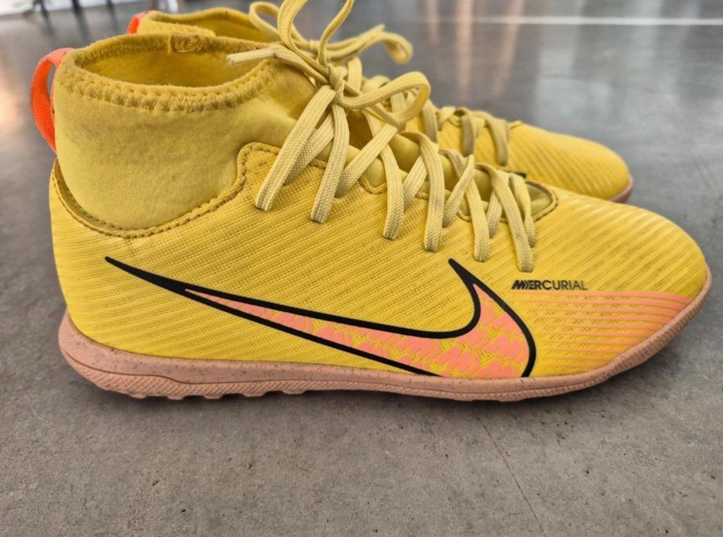 Nike Mercurial Superfly 9 Club TF Geel/Roze maat 36, Ophalen of Verzenden, Zo goed als nieuw, Schoenen