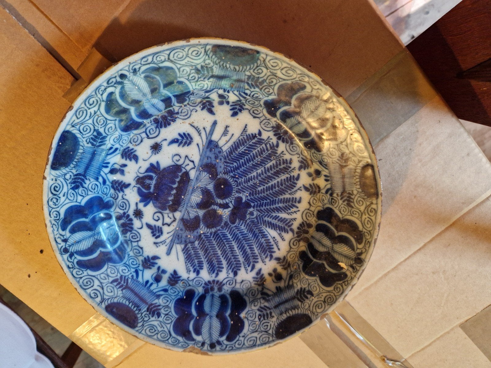 Antiek aardewerk pauwenstaartdecor, Ophalen