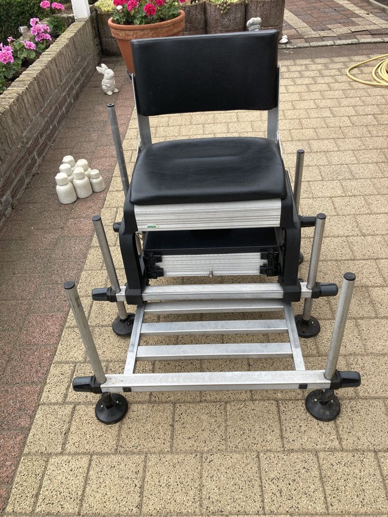 Te Koop RIVE Viskist met stoel 25 mm poten in prima staat., Watersport en Boten, Hengelsport | Witvissen, Ophalen, Gebruikt, Overige typen