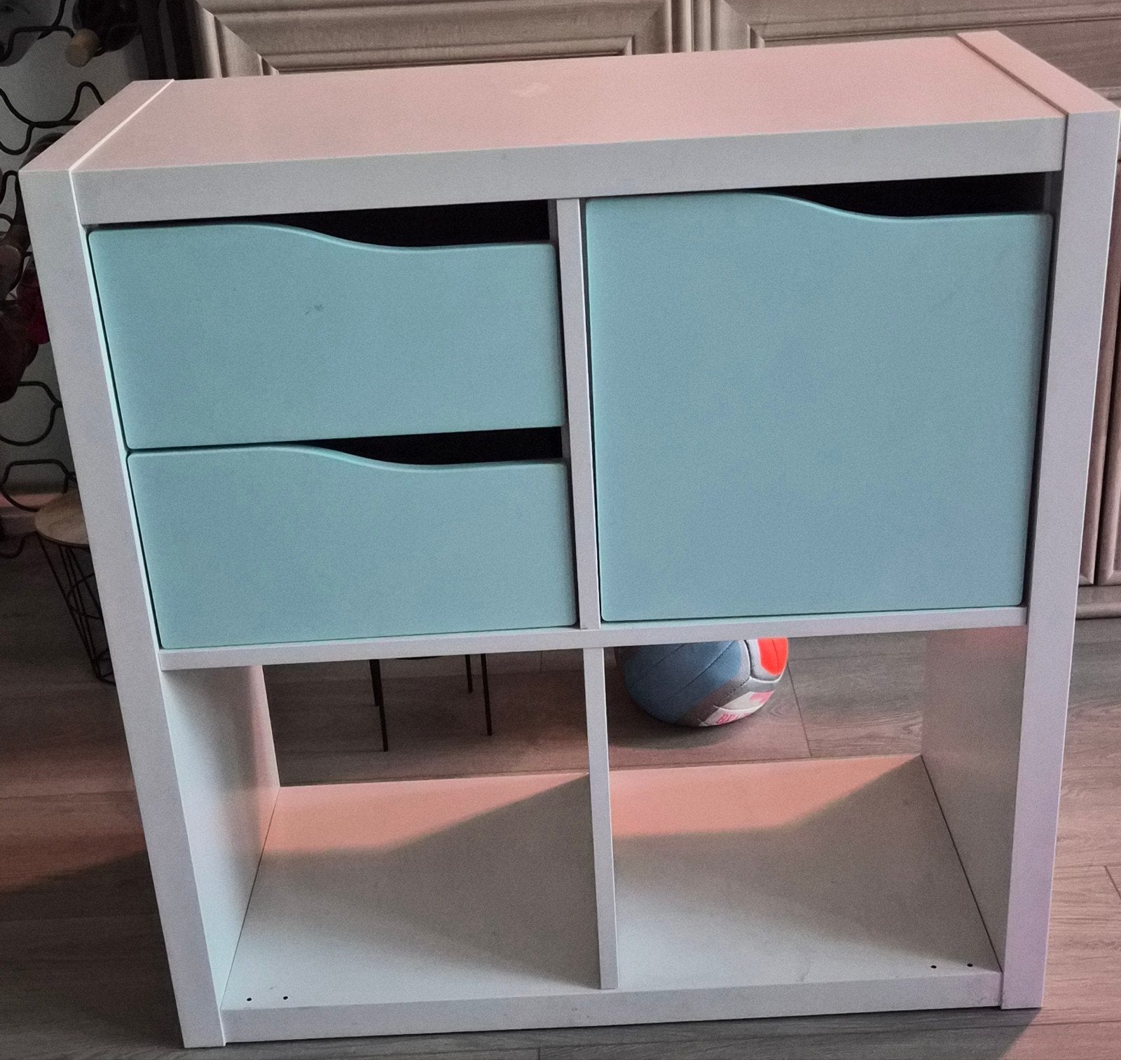 Witte IKEA KALLAX kast (2x2) met lichtblauwe inzetten., Ophalen of Verzenden, 25 tot 50 cm, Minder dan 100 cm