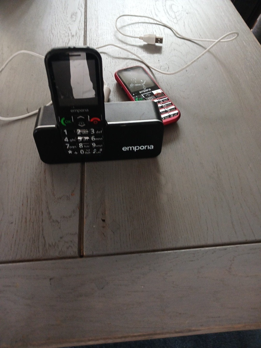 Emporia seniorentelefoons met oplaadstation, Gebruikt, Ophalen of Verzenden, Minder dan 3 megapixel, Klassiek of Candybar