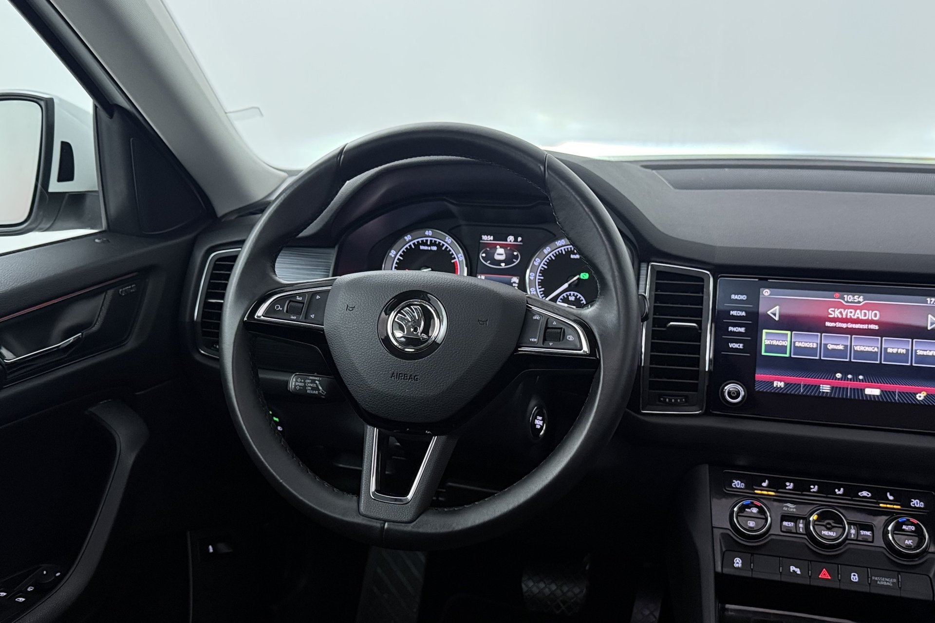 Skoda Kodiaq 1.5 TSI Limited Business Edition (TREKHAAK AFNE, Auto's, 4 cilinders, 150 pk, Wit, Origineel Nederlands
