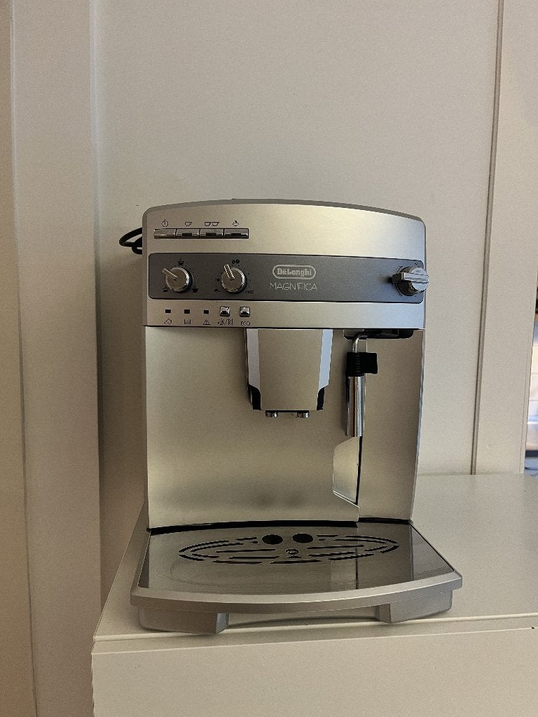 De’Longhi Magnifica ESAM03.110.S, reparatie nodig, compleet, Ophalen, 10 kopjes of meer, Koffiemachine, Koffiebonen