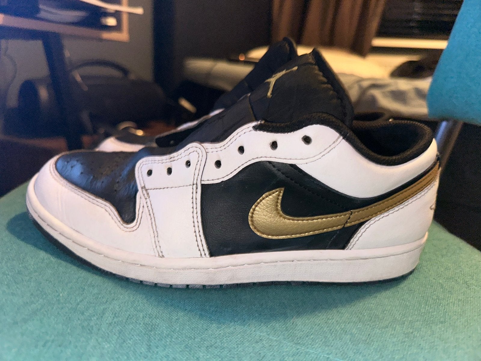 Nike Air Jordan 1 Low Zwart/Wit/Goud, Ophalen of Verzenden, Zo goed als nieuw, Zwart, Sneakers of Gympen