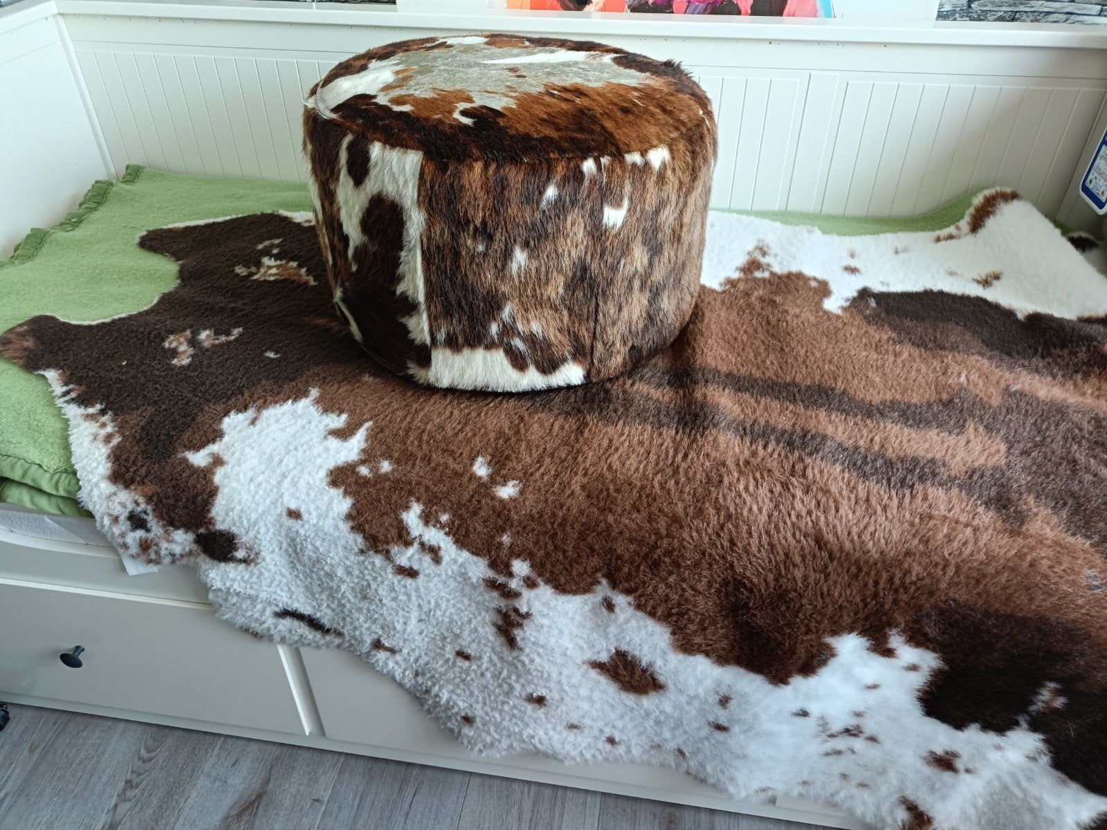 Poef en vloerkleed koeienhuid, Ophalen, Gebruikt, Leer, 50 tot 75 cm