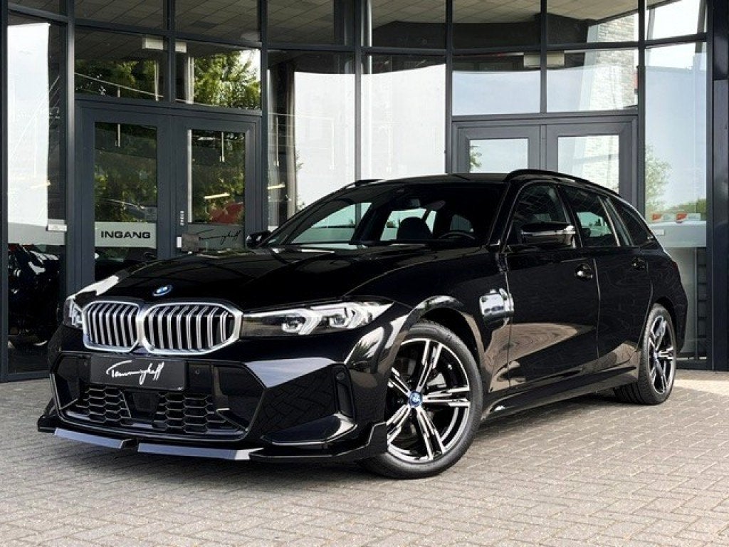 Bmw 3-SERIE 320E TOURING LCi M-SPORT - AD.CRUISE - HU - LIVE, Auto's, 1998 cc, Gebruikt, 4 cilinders, Zwart