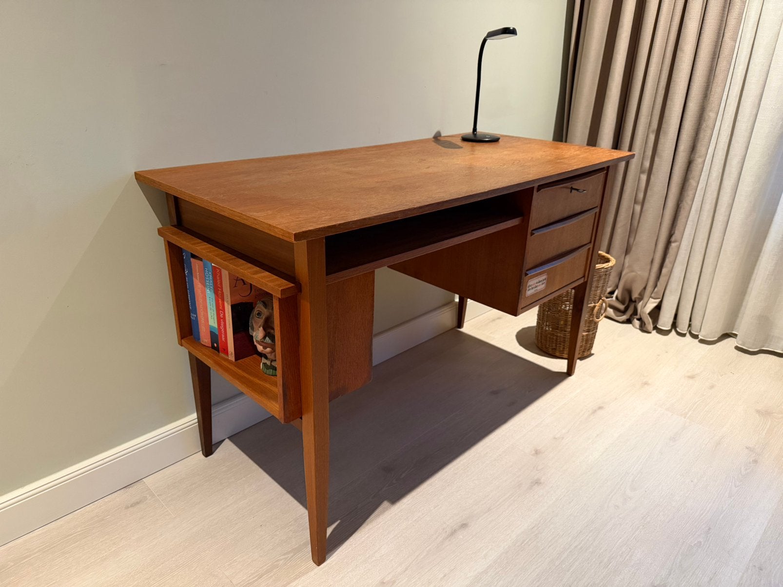 Vintage houten bureau / schrijftafel / retro bureau, Huis en Inrichting, Ophalen, Zo goed als nieuw