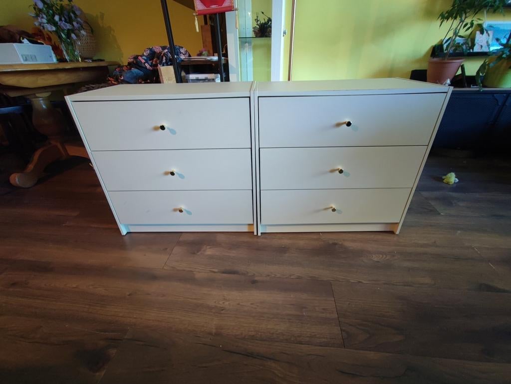 Twee Ikea kastjes, Ophalen