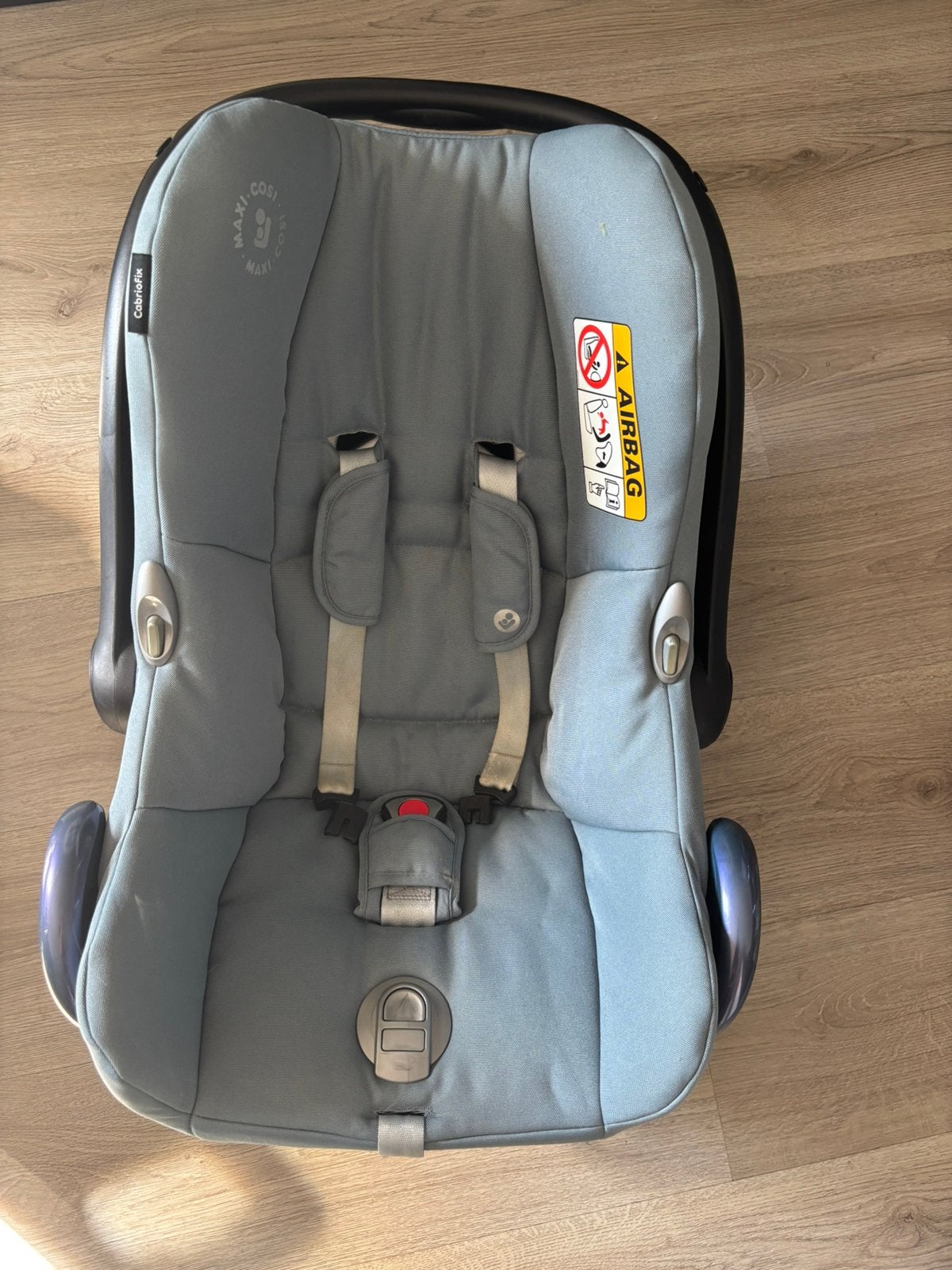 Maxi cosi met baby verkleiner en regenhoes, Ophalen, Zo goed als nieuw