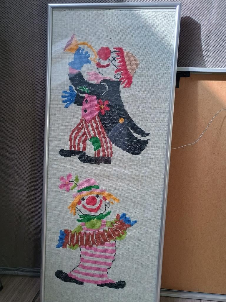 Borduurwerk twee clowns voor aan de muur, in fotolijst, Ophalen of Verzenden, Zo goed als nieuw, Handborduren, Overige typen