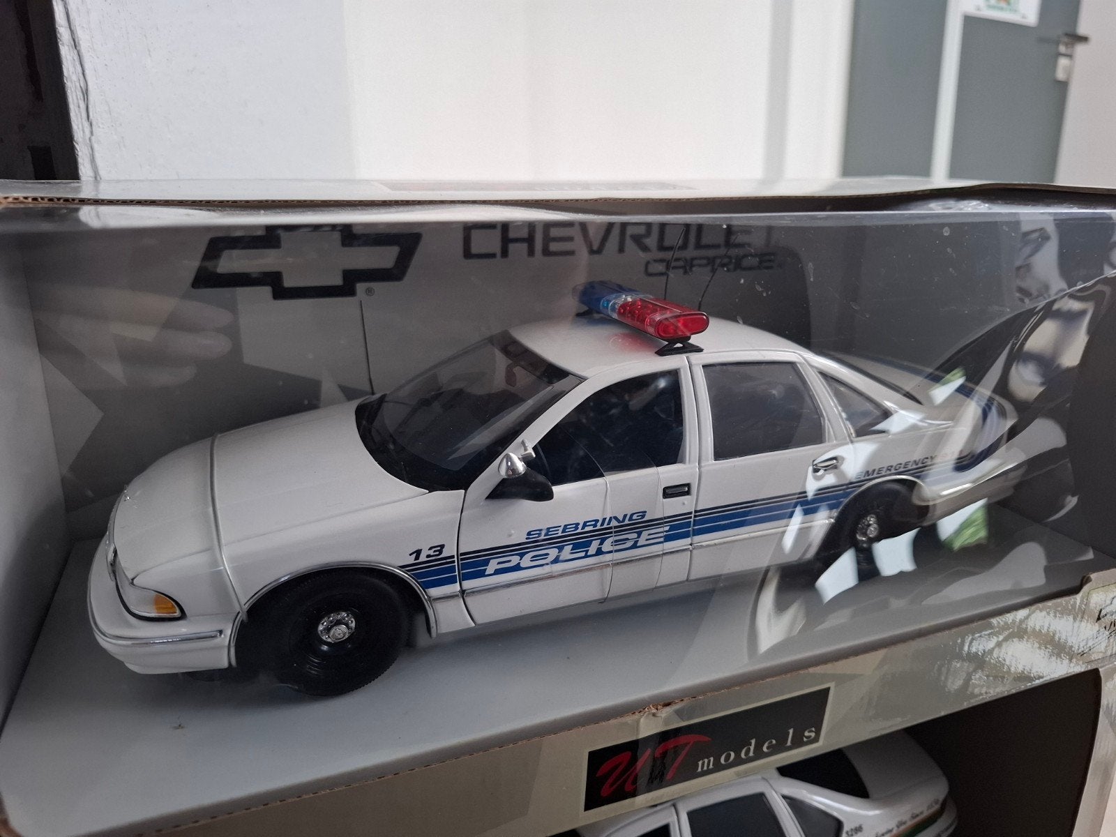 Chevrolet Caprice Sebring Police 1:18 UT Models, Ophalen of Verzenden, Zo goed als nieuw, Auto, UT Models