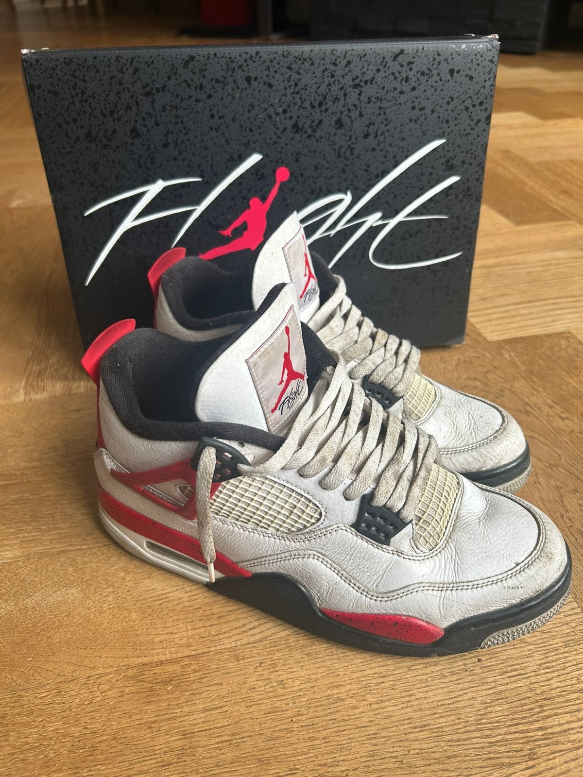 Jordan 4 retro red cement maat 44, Wit, Ophalen of Verzenden, Sneakers of Gympen, Gedragen