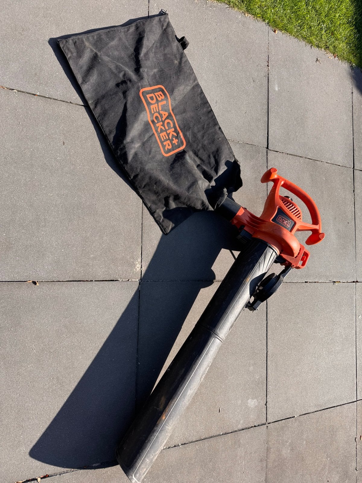 Black+Decker bladblazer met zuigfunctie en opvangzak, Tuin en Terras, Gebruikt, Handgedragen, Ophalen of Verzenden, Met opvangzak
