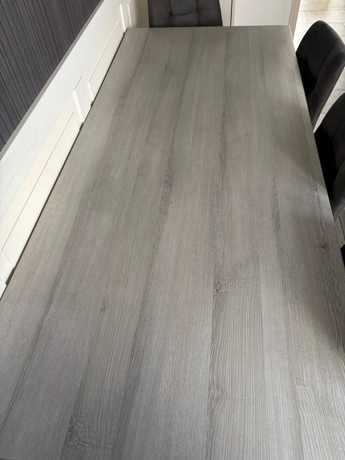 Moderne eettafel met houtlook blad en witte poten, Gebruikt, 100 tot 150 cm, Vier personen, Rechthoekig