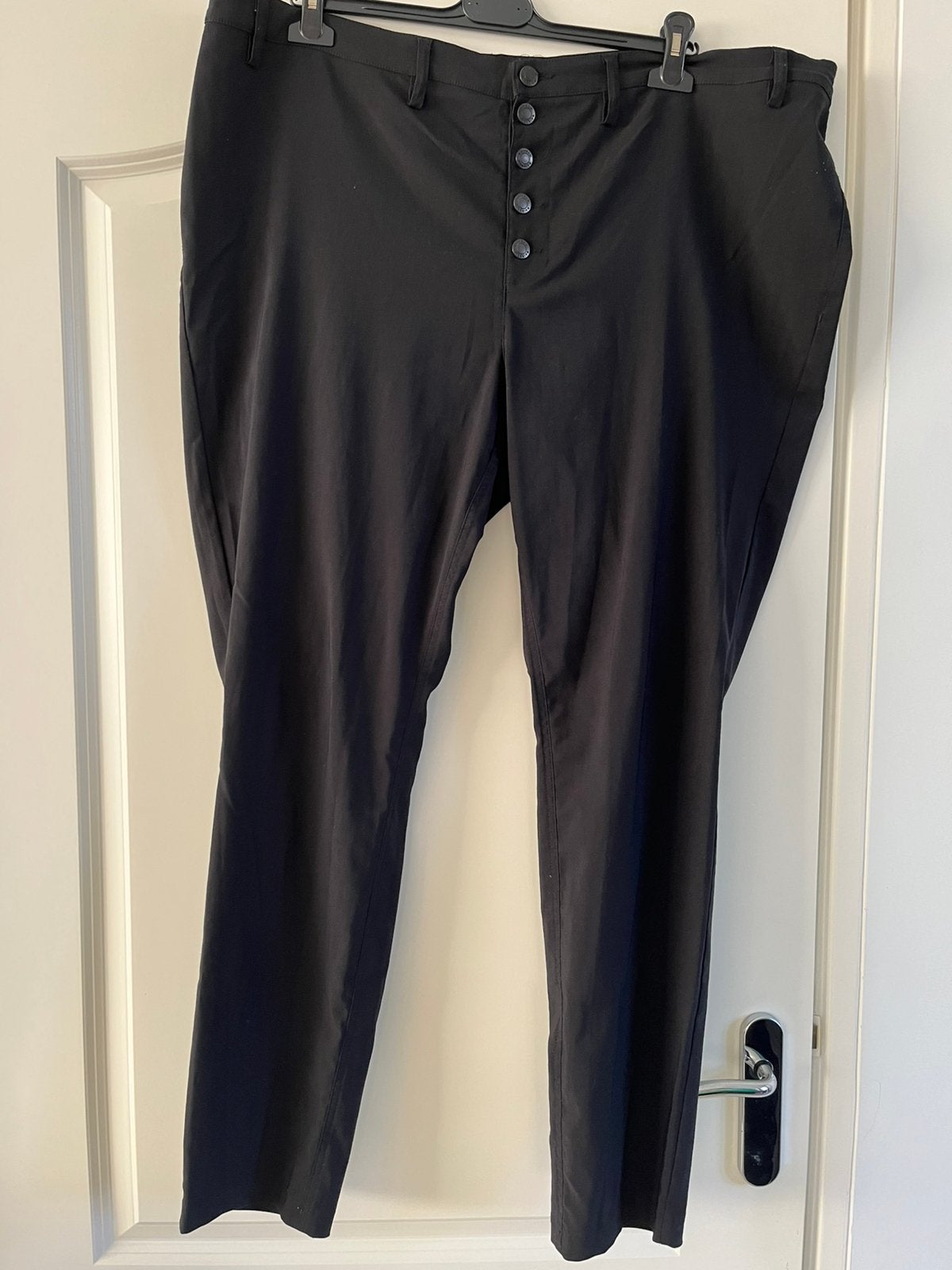 Zwarte broek met knopen maat 50, Kleding | Dames, Ophalen of Verzenden, Zo goed als nieuw, Zwart, Broek of Spijkerbroek