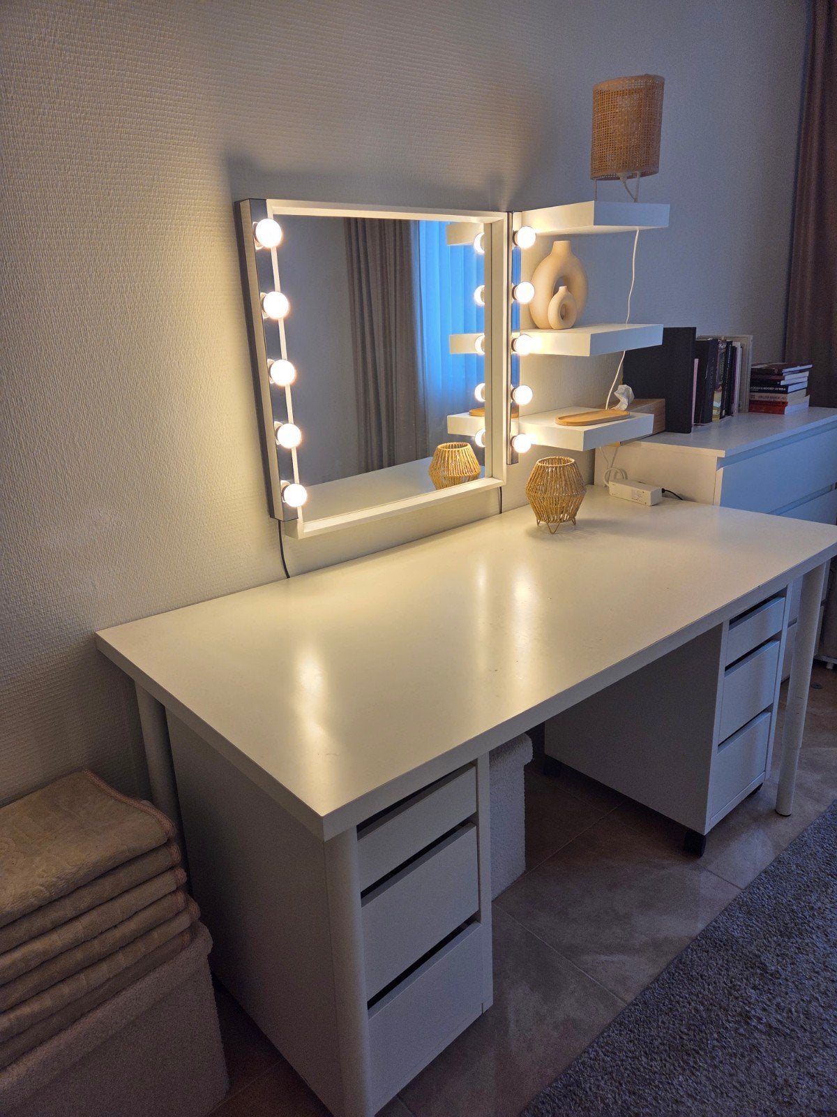IKEA bureau met ladekasten, spiegel en make-up lampen, Ophalen, Met lades, Spaanplaat of MDF, Zo goed als nieuw
