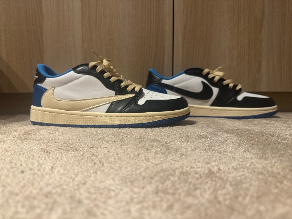 Jordan 1 low fragment travis scott maat 44, Blauw, Air Jordan, Nieuw, Ophalen of Verzenden