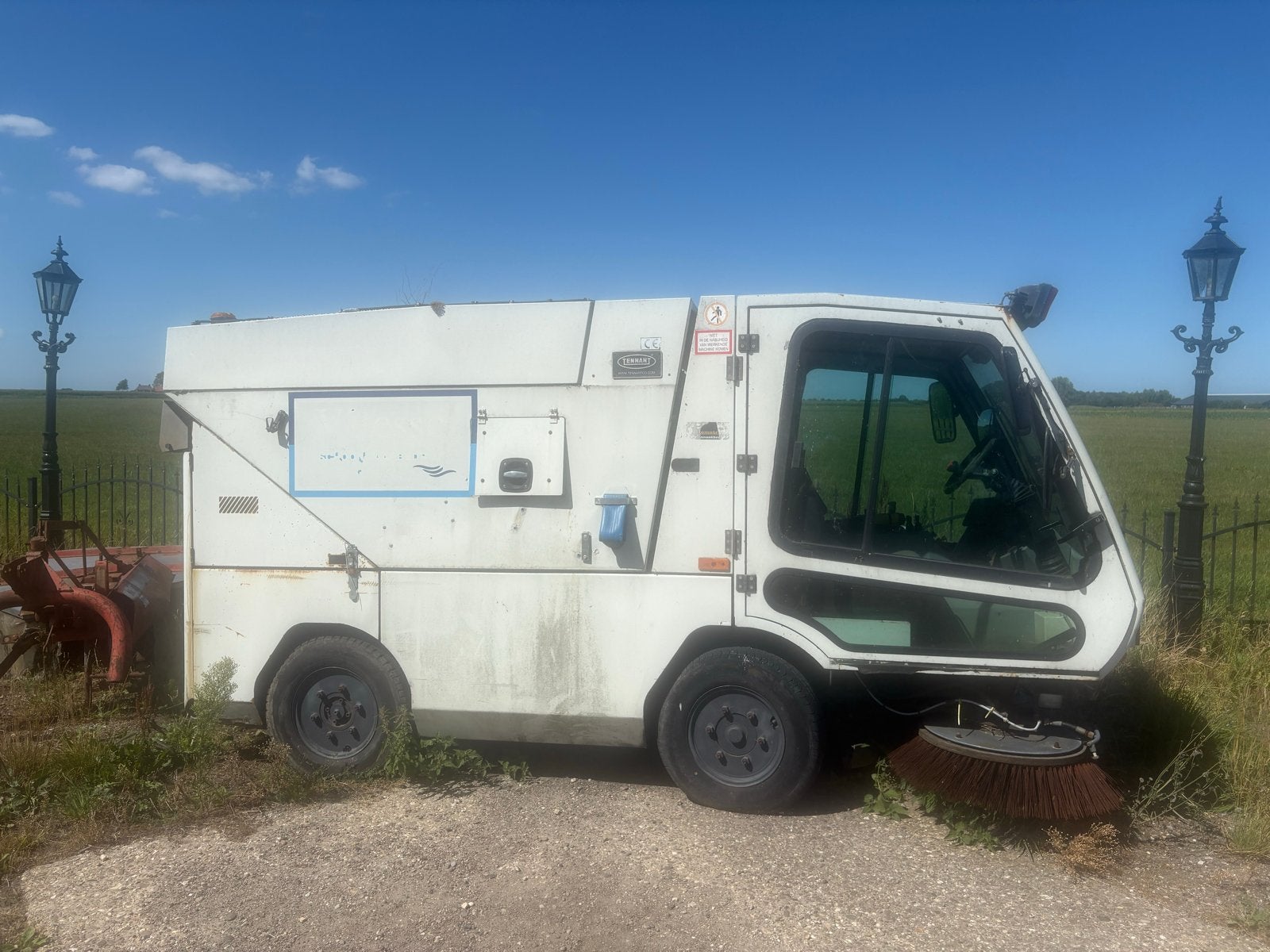 Tennant veegmachine met kiepfunctie, Ophalen