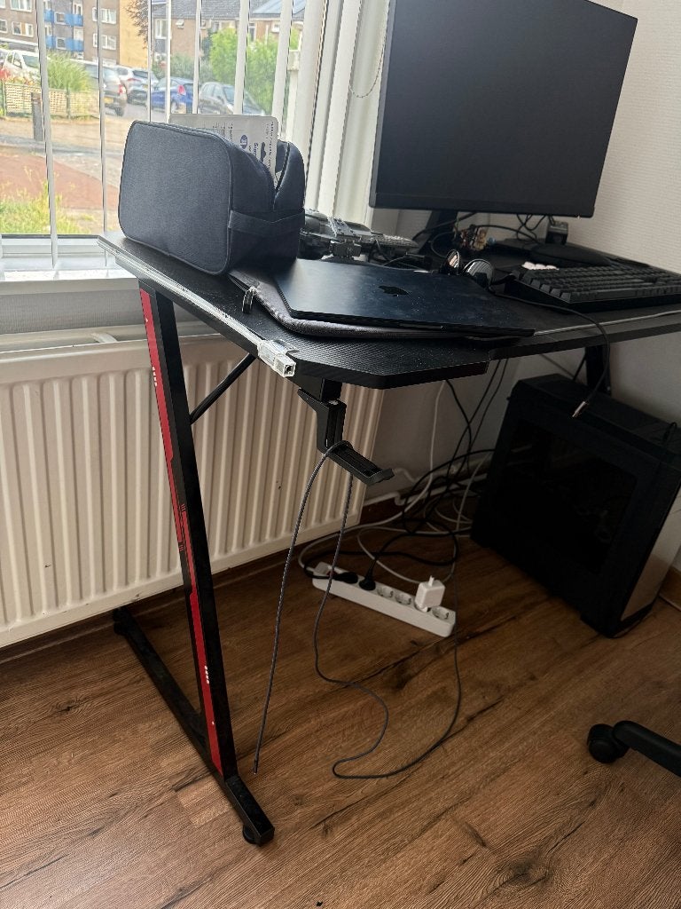 Black gaming desk with headphone hook, Huis en Inrichting, Bureaus, Ophalen, Zwart, Gebruikt, Computerbureau