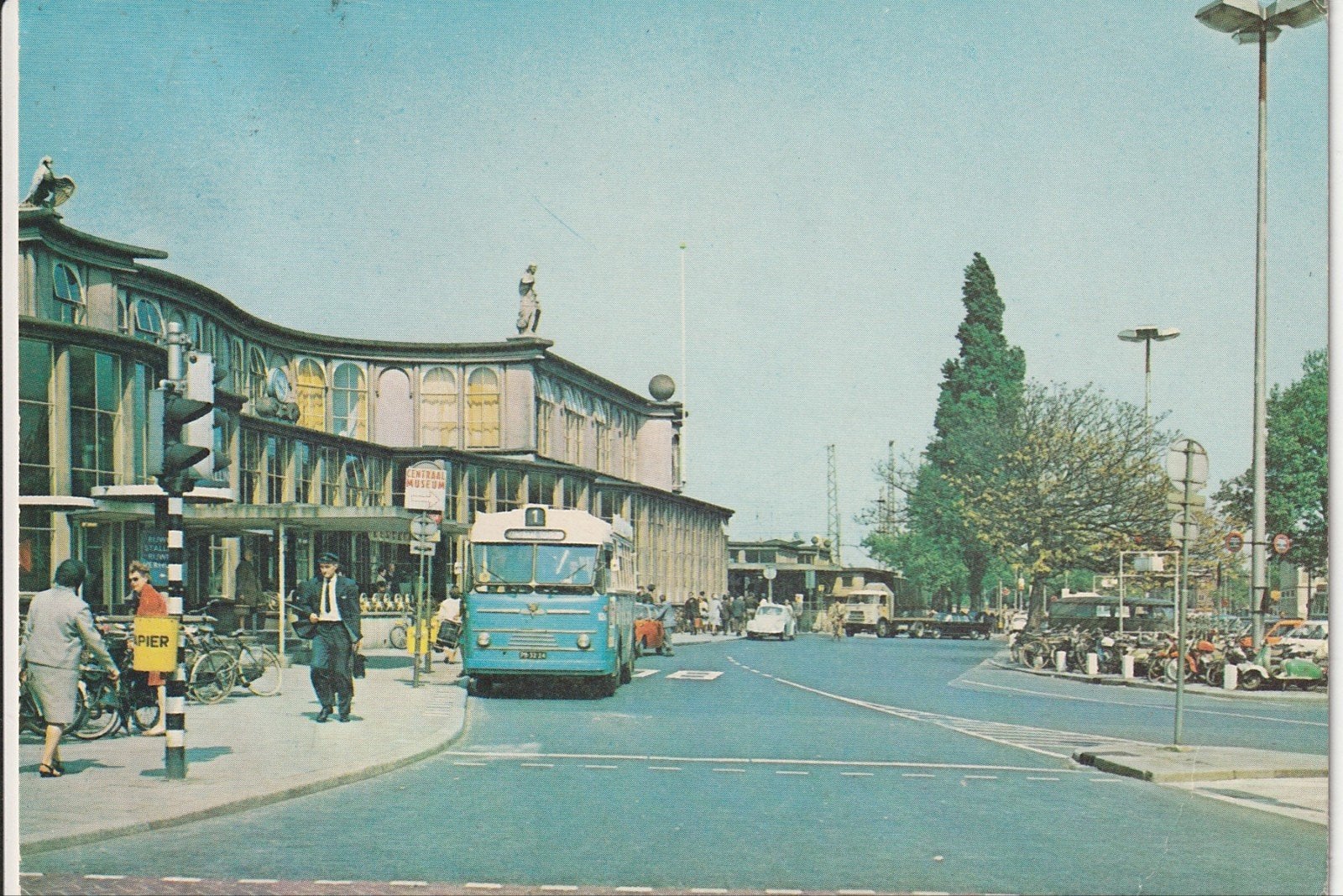 UTRECHT OUDE STATION DAF VRACHTWAGEN VW- LEYLAND VERHEUL BUS, Ophalen of Verzenden, 1960 tot 1980, Gelopen, Utrecht