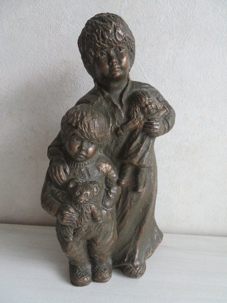 Beeldje van Geert Kunen - Broertje en Zusje - Hoog 25 cm., Ophalen of Verzenden, Gebruikt, Mens