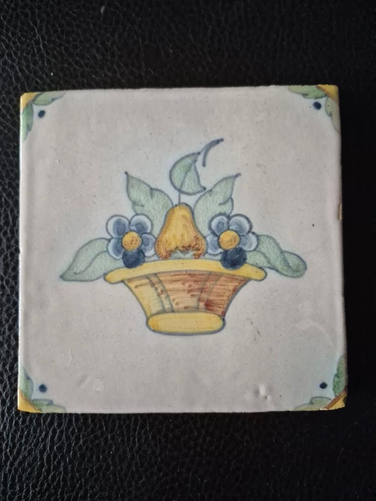 Vintage handgeschilderde tegel met fruitmand, Antiek en Kunst, Antiek | Wandborden en Tegels, Ophalen of Verzenden