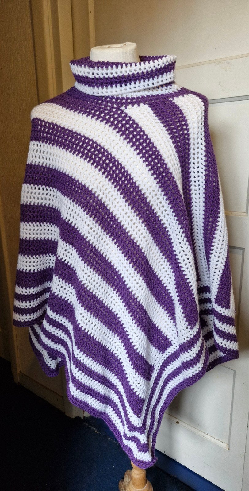 Handgemaakte gehaakte poncho met paarse en witte strepen, Kleding | Dames, Handgemaakt, Ophalen of Verzenden, Zo goed als nieuw