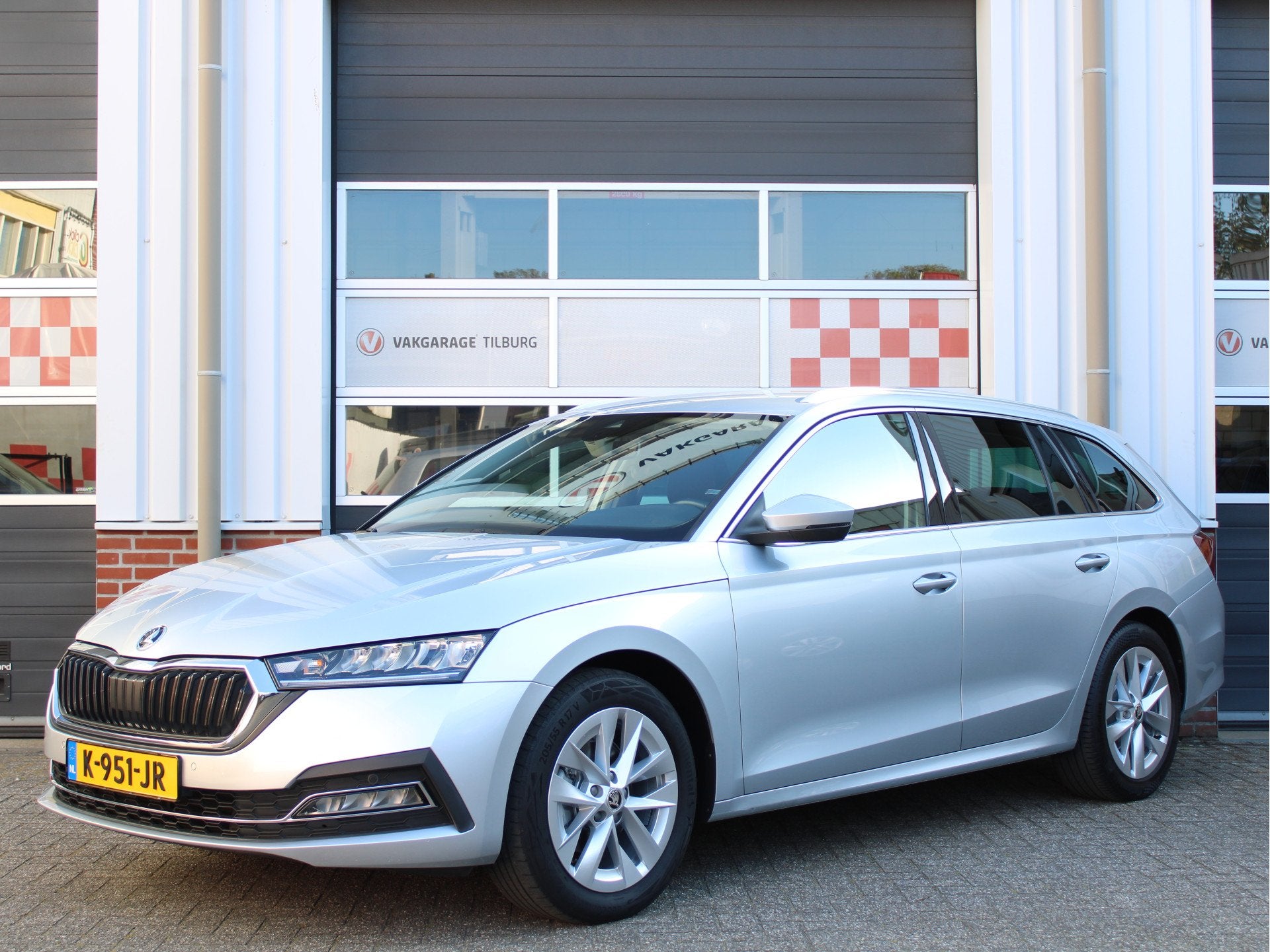 Skoda Octavia Combi 1.0 e-TSI 110PK Automaat Business Editio, Auto's, Skoda, Stof, Euro 6, 23 km/l, Grijs