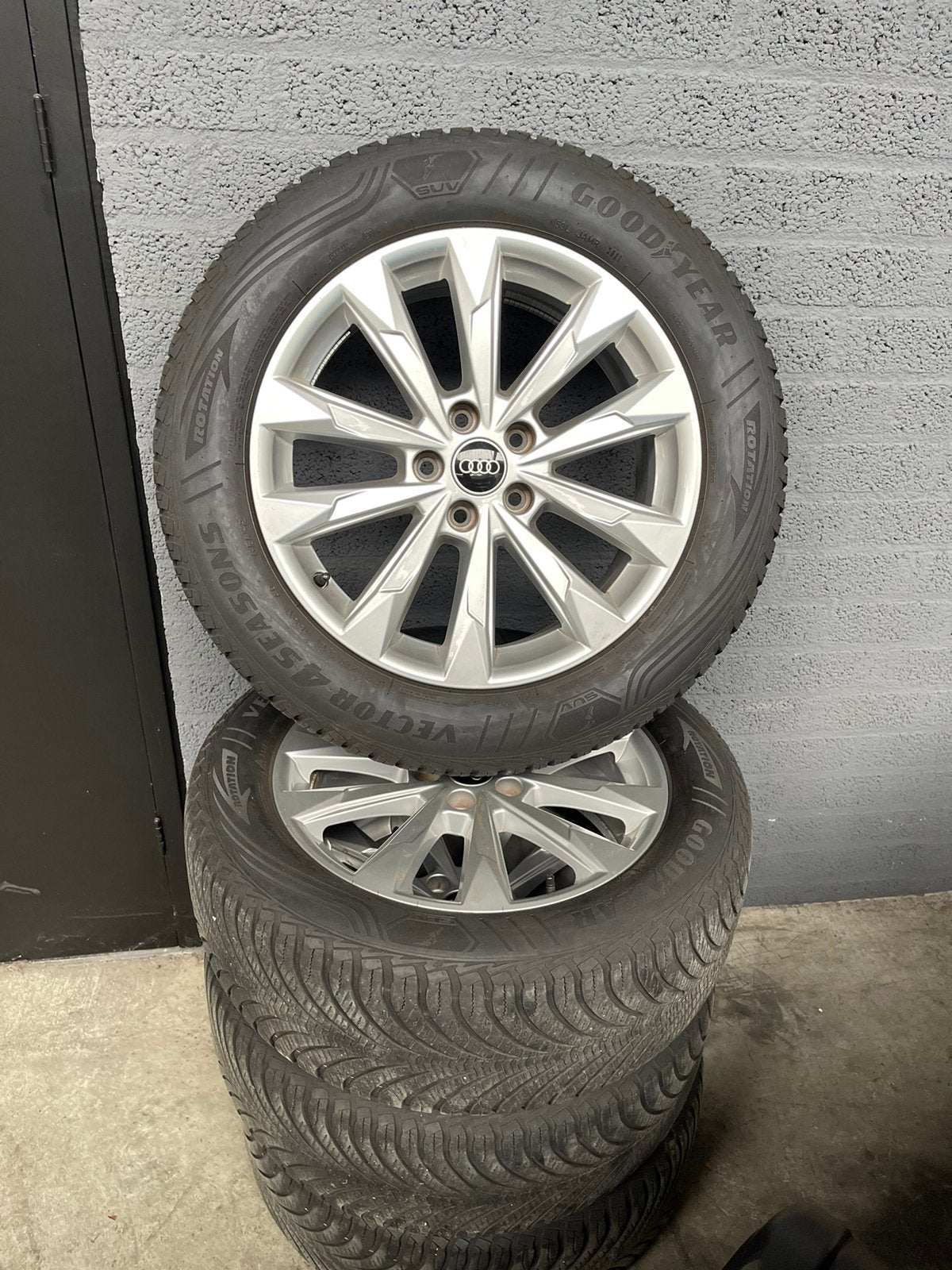 18” Audi Q3 Winterset/ winterwielen Goodyear 235/55R19, Auto-onderdelen, Banden en Velgen, 19 inch, Banden en Velgen, 235 mm, Winterbanden