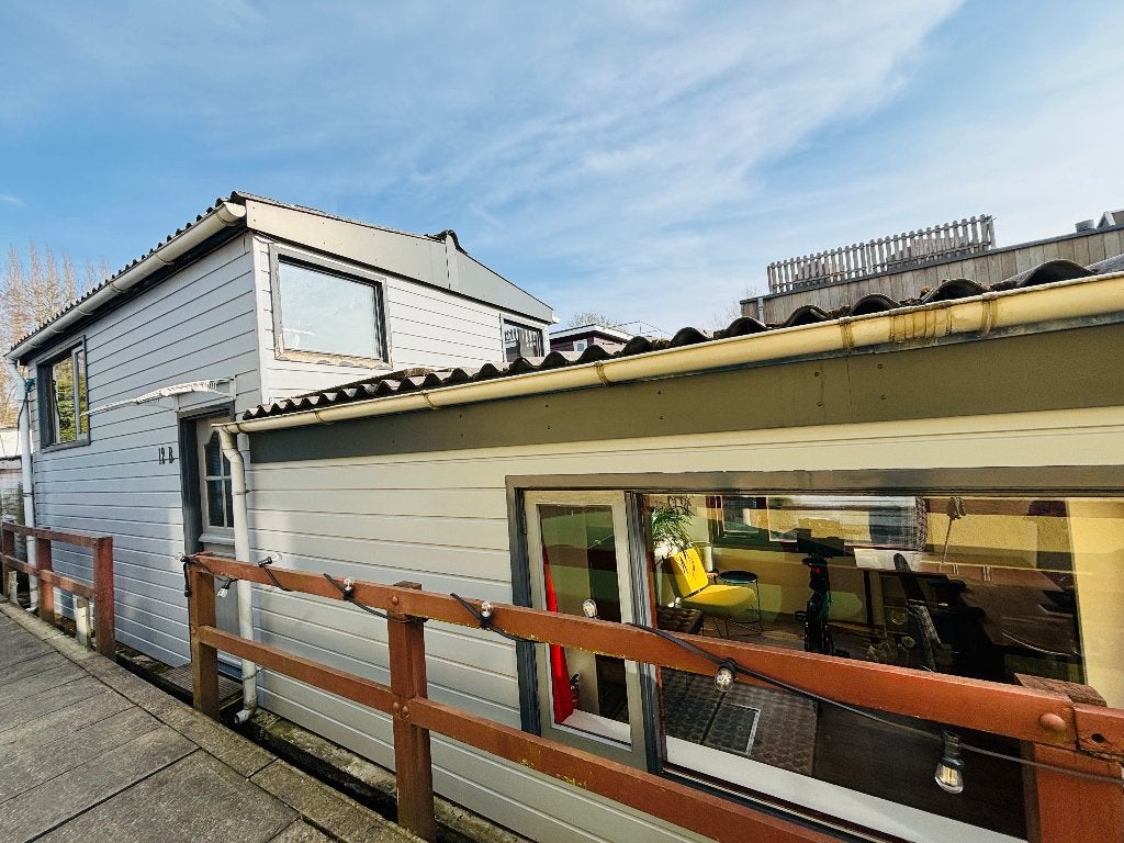 Woonboot/woonark te koop zonder ligplaats (ca 23 x 4 meter), Verkoop zonder makelaar, Amsterdam