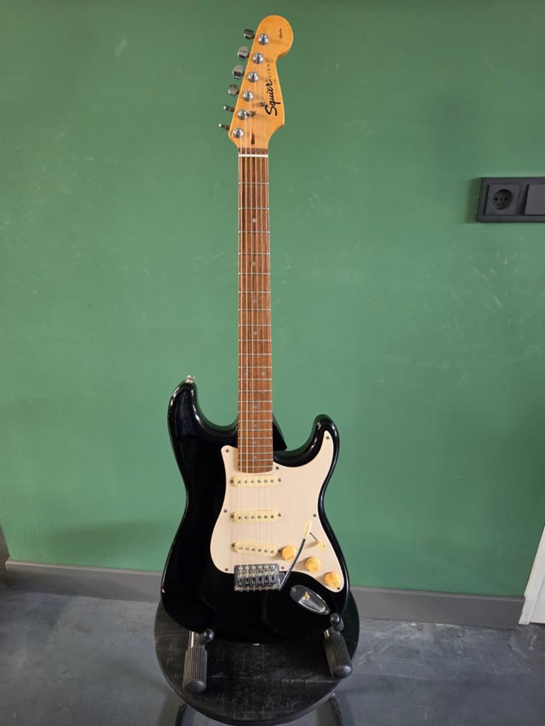 Squier Stratocaster by Fender - Zwart, Ophalen, Gebruikt, Solid body, Fender