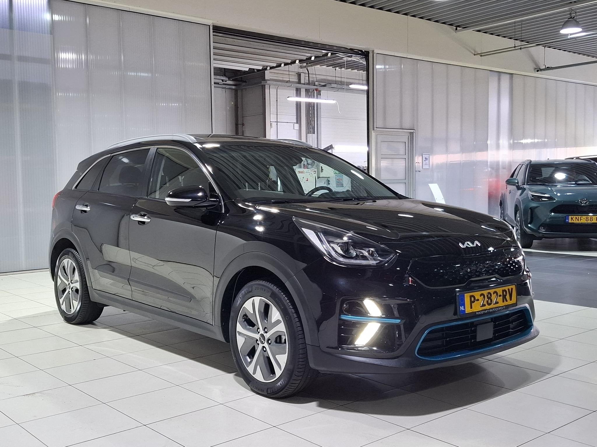 Kia e-Niro DynamicPlusLine 64 kWh SOH 100% Stoel en Stuur ve, Auto's, Gebruikt, 1712 kg, Leder en Stof, Zwart