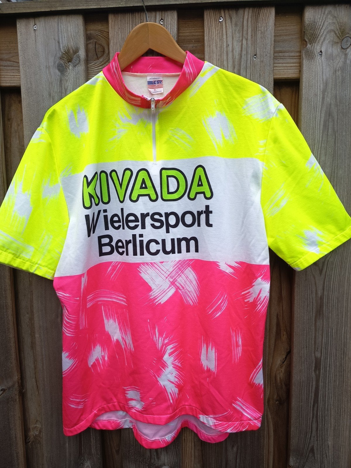 Wielershirt foute party, Ophalen
