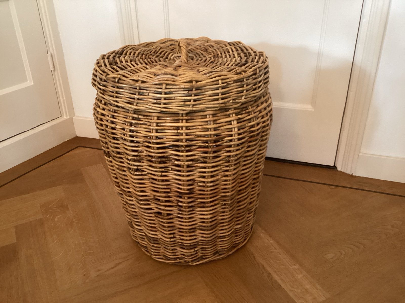 Grote ronde rieten mand met deksel - 60 cm hoog, Huis en Inrichting, Ophalen, Gebruikt, Gevlochten, Mand